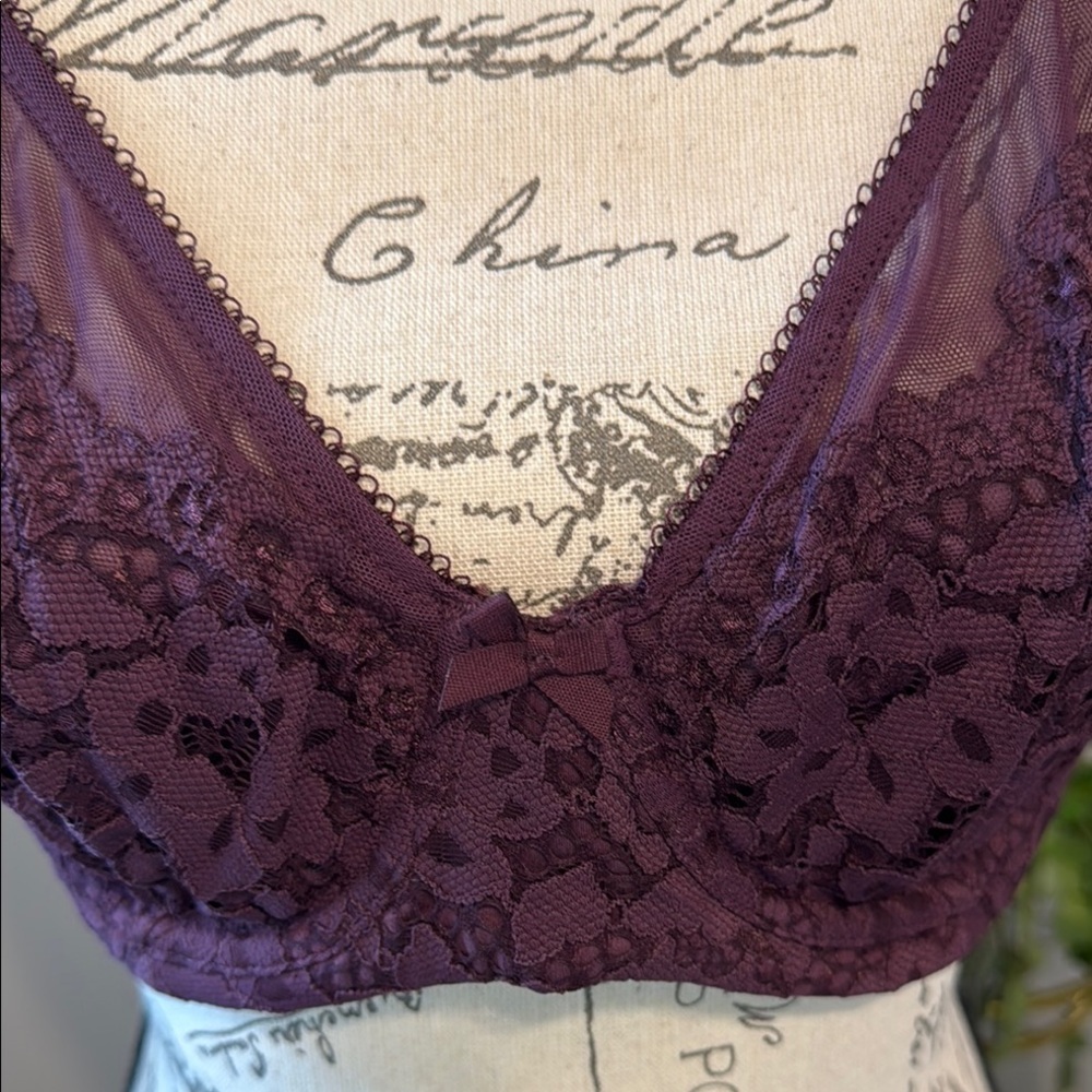 EUC Victorias Secret Elegant Purple Lace Bra - 38D​ - Picture 2 of 9